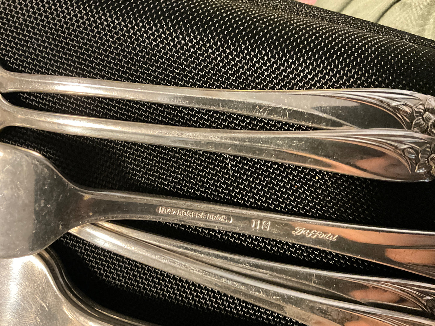 1847 Rogers Bros “Daffodil” Silverplate Flatware Set – 1950 Pattern – 49 Pieces – Mid-Century Elegance