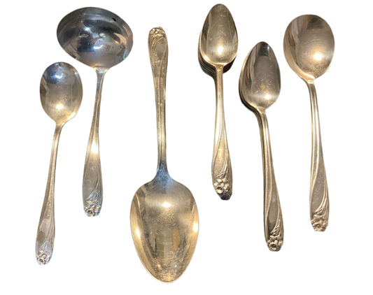 1847 Rogers Bros “Daffodil” Silverplate Flatware Set – 1950 Pattern – 49 Pieces – Mid-Century Elegance