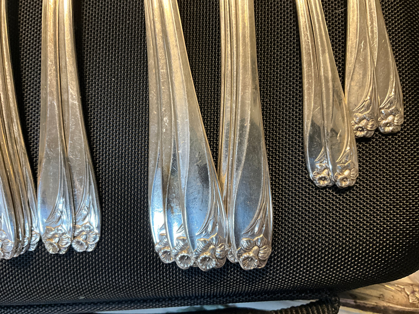 1847 Rogers Bros “Daffodil” Silverplate Flatware Set – 1950 Pattern – 49 Pieces – Mid-Century Elegance