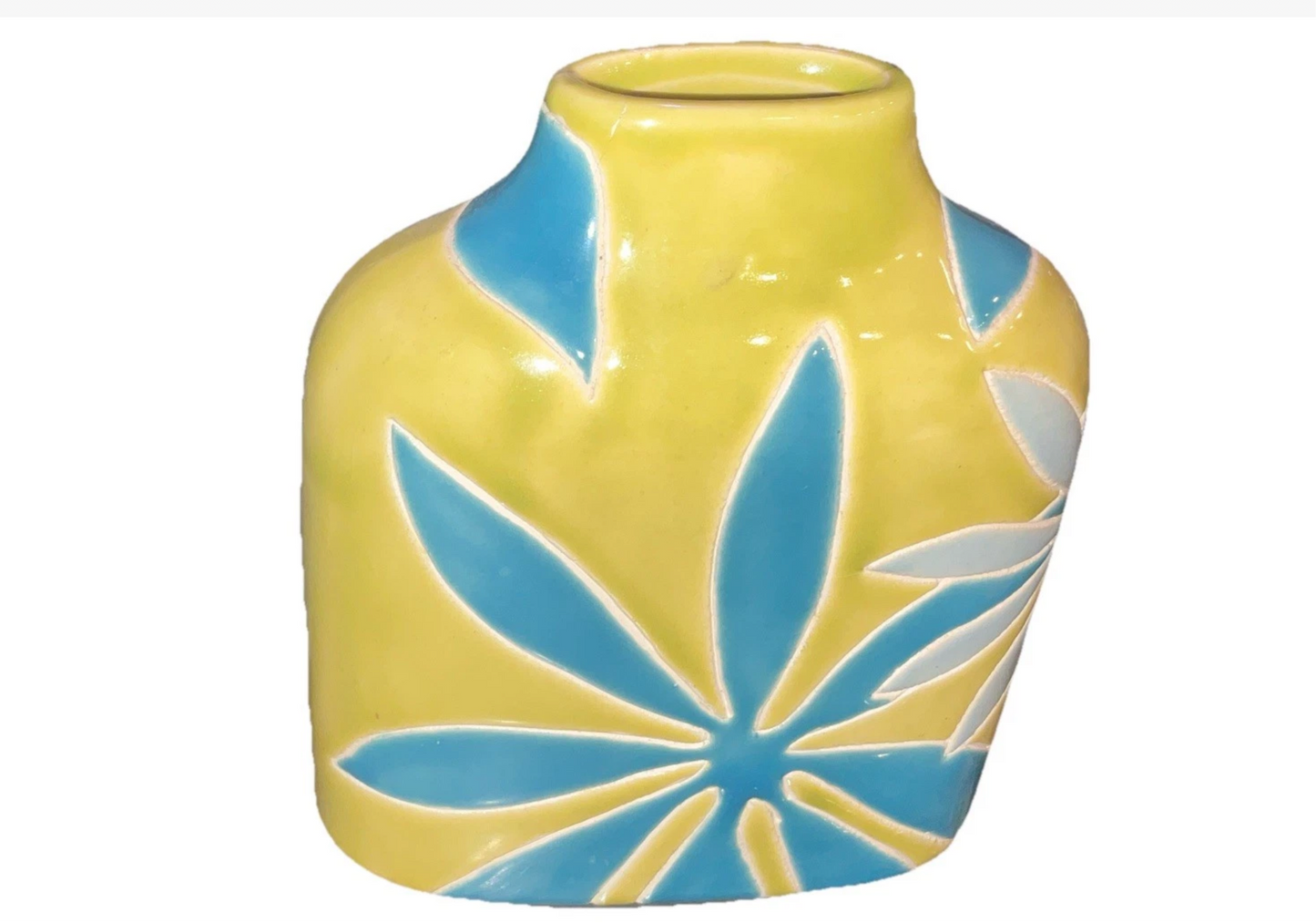 Vintage Yellow & Blue Ceramic Vase – Retro Floral Mid-Century Style
Cheerful vintage vase with bold yellow glaze and blue floral design. Perfect retro accent for home décor, flower displays, or collectors.
